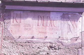 Scritte elettorali a Pompei. I cittadini si impegnano a sostenere un certo candidato "imprestando" per la propaganda un pezzo di muro della propria casa (I secolo d. C.)