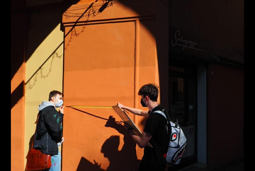 studenti sotto i portici