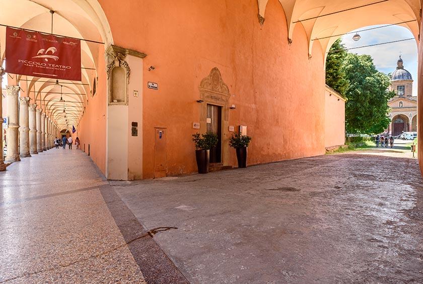 Foto di portici presso il Baraccano