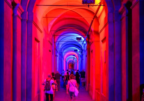 vista dei portici illuminati a colori dal cantante Cremonini
