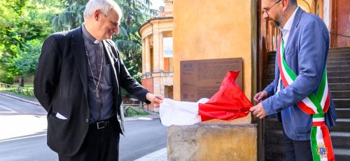 Il cardinale Zuppi e il sindaco Lepore svelano la seconda targa UNESCO