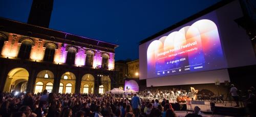 piazza maggiore in notturna con palco del Bologna Portici Festival