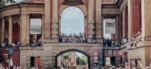 vista del meloncello con folla di persone che guarda passare i ciclisti del Tour