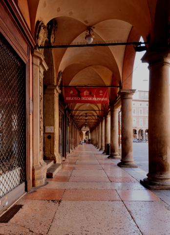 vista del portico da sotto con ingresso della Biblioteca dell'Archiginnasio