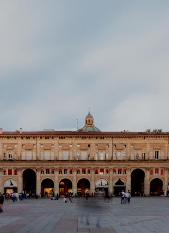 il lungo fronte del palazzo da piazza maggiore