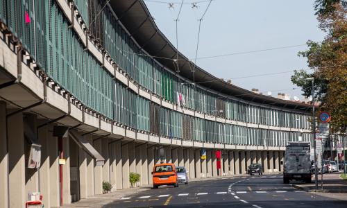 vista della lunga e curva  facciata dell'edificio 