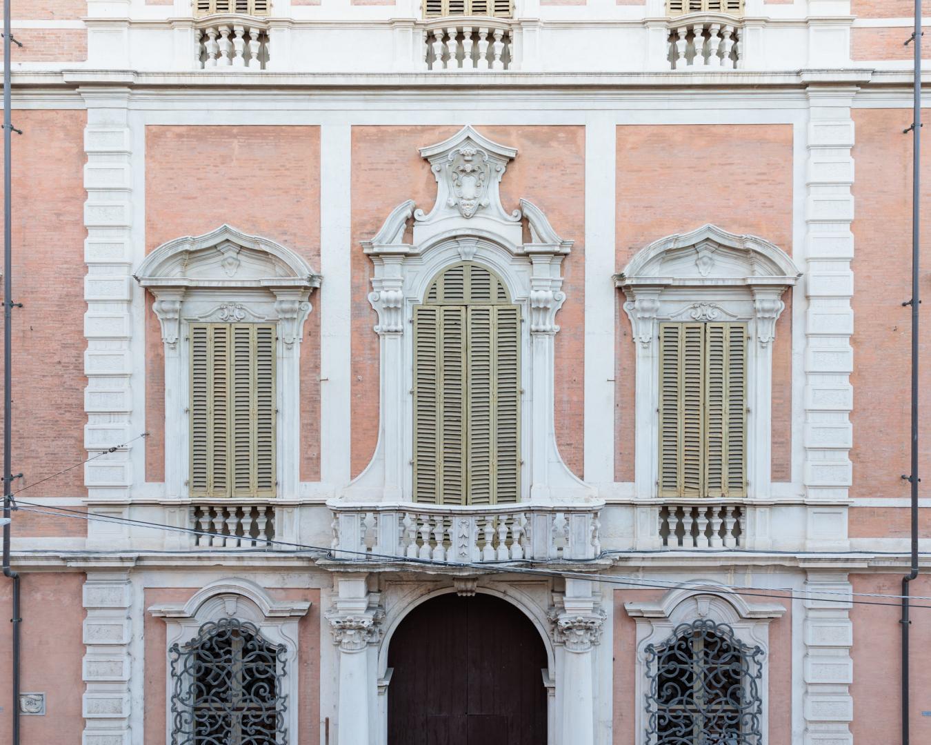 dettaglio della facciata sull'ingresso principale