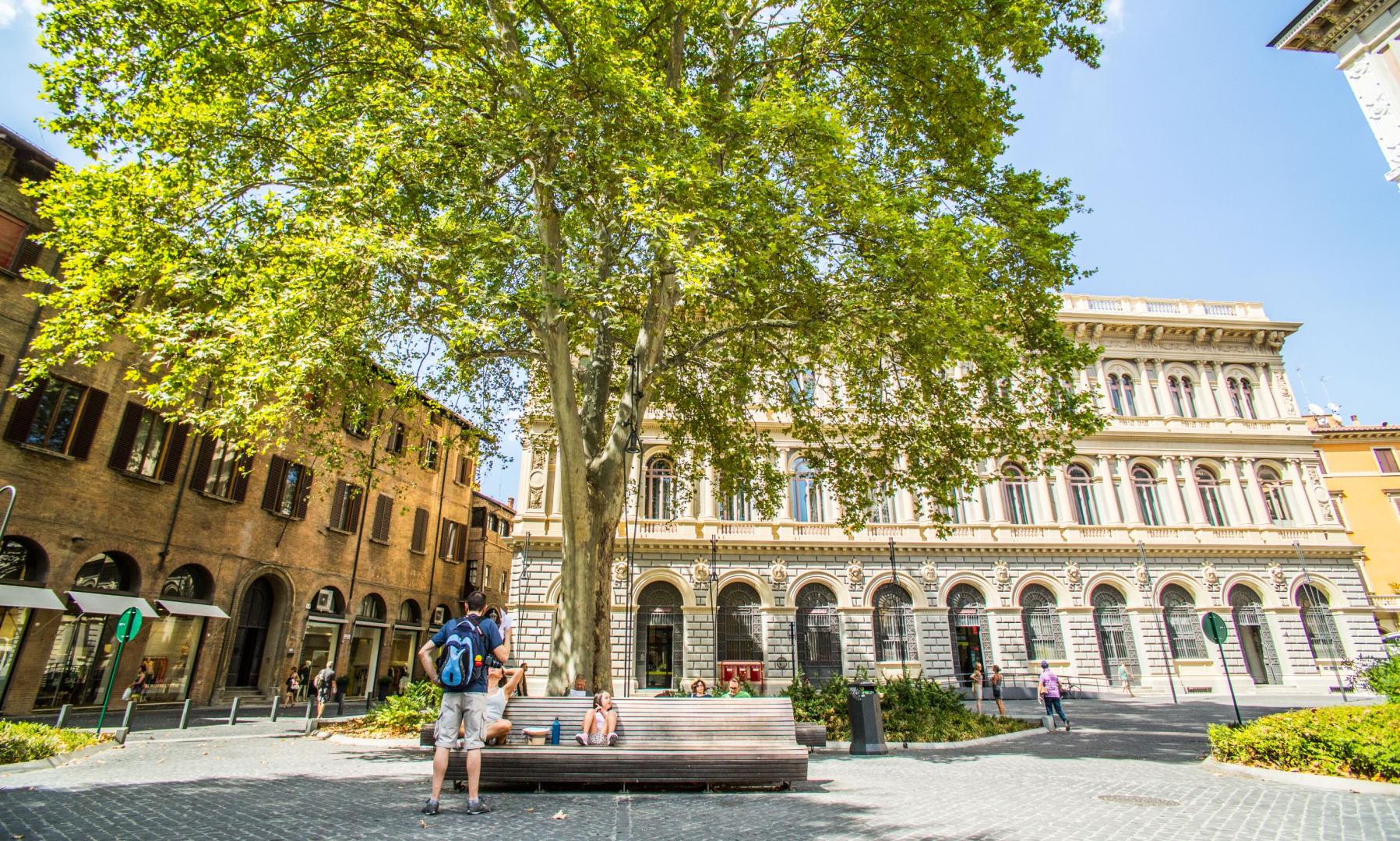 vista di piazza minghetti