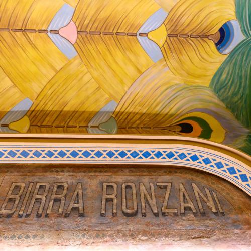 dettaglio dell'interno con la storica scritta Birra Ronzani restaurata