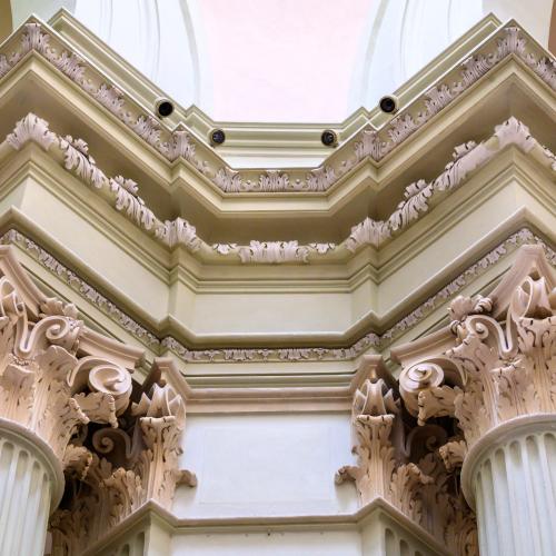 dettaglio di una coppia di colonne composite nell'aula magna dell'accademia di belle arti