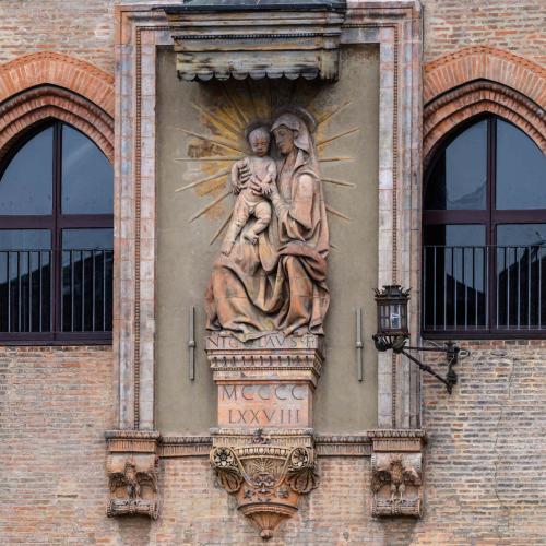 la madonna sulla facciata del palazzo