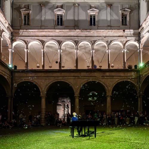 Il concerto con le bolle nel cortile di Palazzo Malvezzi