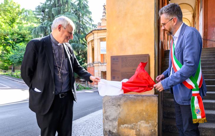 Il cardinale Zuppi e il sindaco Lepore svelano la seconda targa UNESCO